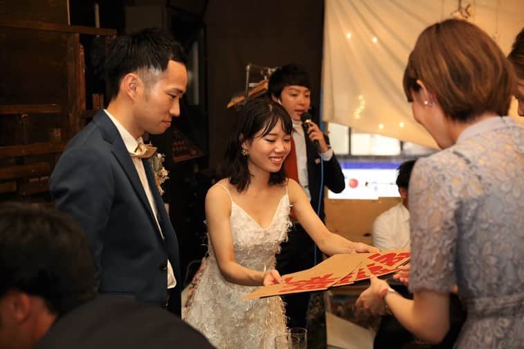 2次会くん/オフィシャルアカウントさんのインスタグラム写真 - (2次会くん/オフィシャルアカウントInstagram)「@2jikaikun_official  #2次会くんレポ をご紹介します✨  挙 式 日：2020年9月 会  場：#6sense  会場エリア：関東 ゲスト人数：30～39名  ドライフラワーを使ったシックなブーケと シャギーなドレスとの組み合わせがおしゃれ💐  「ミッションアタックビンゴ」はビンゴを目指して さまざまなミッションにチャレンジする 新感覚のビンゴゲーム💡 ゲスト皆さんで盛り上がれると好評です💕  📝 イベント：ブーケイベント「この想いブーケに届け」  新郎さまサプライズ ゲ  ー  ム：ミッションアタックビンゴ   －－－ 2次会くんはブライダル業界初✨ 結婚式二次会の幹事代行サービスです  会場探しからパーティ企画、 当日の運営、アフターフォローまで 幹事のお仕事をご友人の代わりにおこないます💡  自己負担0円から クオリティの高い結婚式二次会が叶います🕊  お問い合わせは @2jikaikun_official  プロフィールTOPのURLよりご連絡いただくか お気軽にお電話ください☎  #2次会くん #2次会 #二次会 #結婚式二次会 #式場迷子 #プレ花嫁準備 #結婚式準備 #結婚式 #結婚式場迷子 #プレ花嫁 #プレ花嫁さんと繋がりたい #全国の花嫁さんと繋がりたい #二次会ドレス #2020夏婚 #2020秋婚 #2020冬婚 #2021春婚 #2021夏婚 #関東花嫁 #千葉花嫁 #二次会レポ #2次会くんレポ #卒花嫁レポ #結婚式準備レポ #卒花レポ #ウェディング #結婚式コーデ #お洒落花嫁 #新郎サプライズ」10月16日 18時01分 - 2jikaikun_official