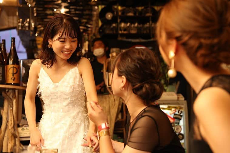 2次会くん/オフィシャルアカウントさんのインスタグラム写真 - (2次会くん/オフィシャルアカウントInstagram)「@2jikaikun_official  #2次会くんレポ をご紹介します✨  挙 式 日：2020年9月 会  場：#6sense  会場エリア：関東 ゲスト人数：30～39名  ドライフラワーを使ったシックなブーケと シャギーなドレスとの組み合わせがおしゃれ💐  「ミッションアタックビンゴ」はビンゴを目指して さまざまなミッションにチャレンジする 新感覚のビンゴゲーム💡 ゲスト皆さんで盛り上がれると好評です💕  📝 イベント：ブーケイベント「この想いブーケに届け」  新郎さまサプライズ ゲ  ー  ム：ミッションアタックビンゴ   －－－ 2次会くんはブライダル業界初✨ 結婚式二次会の幹事代行サービスです  会場探しからパーティ企画、 当日の運営、アフターフォローまで 幹事のお仕事をご友人の代わりにおこないます💡  自己負担0円から クオリティの高い結婚式二次会が叶います🕊  お問い合わせは @2jikaikun_official  プロフィールTOPのURLよりご連絡いただくか お気軽にお電話ください☎  #2次会くん #2次会 #二次会 #結婚式二次会 #式場迷子 #プレ花嫁準備 #結婚式準備 #結婚式 #結婚式場迷子 #プレ花嫁 #プレ花嫁さんと繋がりたい #全国の花嫁さんと繋がりたい #二次会ドレス #2020夏婚 #2020秋婚 #2020冬婚 #2021春婚 #2021夏婚 #関東花嫁 #千葉花嫁 #二次会レポ #2次会くんレポ #卒花嫁レポ #結婚式準備レポ #卒花レポ #ウェディング #結婚式コーデ #お洒落花嫁 #新郎サプライズ」10月16日 18時01分 - 2jikaikun_official