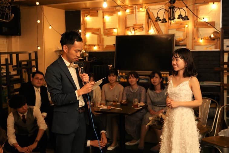 2次会くん/オフィシャルアカウントさんのインスタグラム写真 - (2次会くん/オフィシャルアカウントInstagram)「@2jikaikun_official  #2次会くんレポ をご紹介します✨  挙 式 日：2020年9月 会  場：#6sense  会場エリア：関東 ゲスト人数：30～39名  ドライフラワーを使ったシックなブーケと シャギーなドレスとの組み合わせがおしゃれ💐  「ミッションアタックビンゴ」はビンゴを目指して さまざまなミッションにチャレンジする 新感覚のビンゴゲーム💡 ゲスト皆さんで盛り上がれると好評です💕  📝 イベント：ブーケイベント「この想いブーケに届け」  新郎さまサプライズ ゲ  ー  ム：ミッションアタックビンゴ   －－－ 2次会くんはブライダル業界初✨ 結婚式二次会の幹事代行サービスです  会場探しからパーティ企画、 当日の運営、アフターフォローまで 幹事のお仕事をご友人の代わりにおこないます💡  自己負担0円から クオリティの高い結婚式二次会が叶います🕊  お問い合わせは @2jikaikun_official  プロフィールTOPのURLよりご連絡いただくか お気軽にお電話ください☎  #2次会くん #2次会 #二次会 #結婚式二次会 #式場迷子 #プレ花嫁準備 #結婚式準備 #結婚式 #結婚式場迷子 #プレ花嫁 #プレ花嫁さんと繋がりたい #全国の花嫁さんと繋がりたい #二次会ドレス #2020夏婚 #2020秋婚 #2020冬婚 #2021春婚 #2021夏婚 #関東花嫁 #千葉花嫁 #二次会レポ #2次会くんレポ #卒花嫁レポ #結婚式準備レポ #卒花レポ #ウェディング #結婚式コーデ #お洒落花嫁 #新郎サプライズ」10月16日 18時01分 - 2jikaikun_official