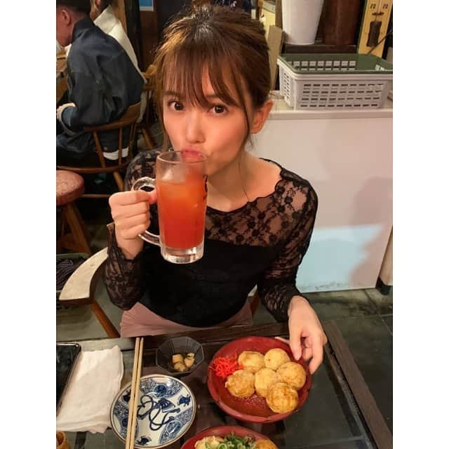 三島ゆかりさんのインスタグラム写真 - (三島ゆかりInstagram)「最近は1週間のうちに1杯もお酒を飲まない日だってあります🍺🙅‍♀️ コロナ前だとさすがにそんな事はなかったけど、飲みに行ってももう1杯とかしか飲まなくなったし、飲みたーい！という気持ちにもあまりならなくなりました😳 昔の私からすると考えられないけど😂💦 定期的にお酒飲みたい！って言ってたし、お仕事終わりのビールがたまらん！と思ってたし、半年に1回くらいベロンベロンで記憶飛ぶみたいなこともあった私がww😱🍎 お酒は大好きだったけど、もともとそんなに強い方じゃなかったから🤪 うちの家族ほぼ飲まないし、友達とも最近はランチが多いから飲まないし🍽 あんなに飲んでた頃が懐かしく、弱くなった自分が少し寂しく思いますね🍻 #お酒 #飲まなくなった #飲めなくなった #歳のせいか #トマトサワー #美味しかったです #たこ焼き #大阪 #大阪グルメ #三島ゆかり #ゆかりんご #takoyaki #osaka #soulfood #instagram #instalike #instafood #instapic #instadrink #follow」10月16日 17時55分 - apple340