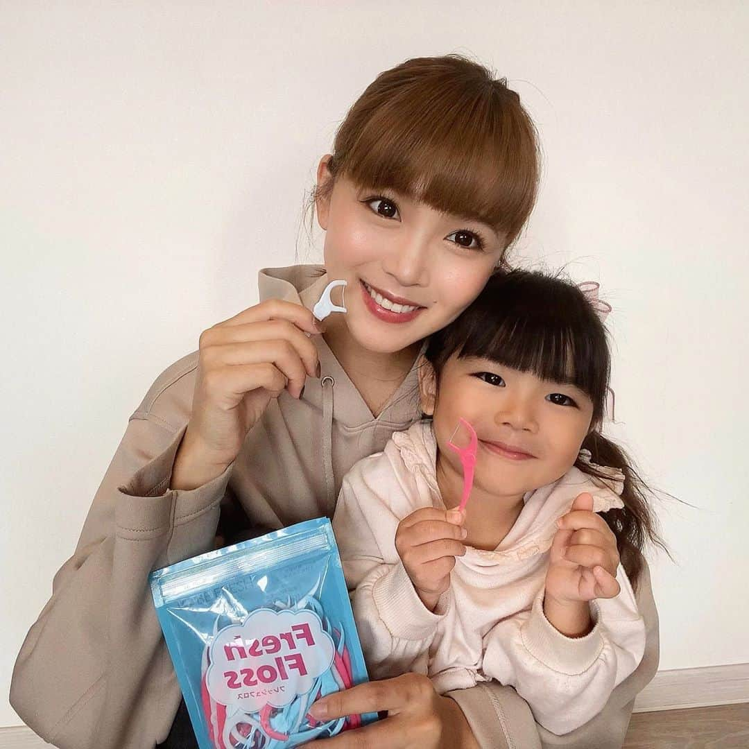 河内麻沙美さんのインスタグラム写真 - (河内麻沙美Instagram)「#FreshFloss 🦷 ． ． RIKUの1歳半検診の時の歯科検診で、歯磨きと一緒にフロスも使ってください✨と言われて、何にしようかずっと悩んでたんだけど、見た目もポップで可愛い、フレッシュフロスにしてみた🤗❤️ ． スっと歯間に入って痛くもなくて、子供たちも楽しそうにやってた👏🏻 仕上げはママがやってるよ🙌💕 可愛いからって喜んでノリノリでやってる姿がたまらない〜❤️ 「LILIはピンク〜」「RIKUは青〜（喋ってはないけど、選んでたよ😂👍）」 味はノーマルとミントがあるよ✨ ． おうちで過ごす時間が長いとついついお菓子やジュースを口にしがち💦 フレッシュフロスを使って、しっかりと虫歯予防しようと思います‼️ ． 子供も一緒に楽しめる6コマ漫画も載せておきま〜す😊🙌 ． #TOBEFRESH#トゥービーフレッシュ#フレッシュフロス#マウススプレー#マウスウォッシュ#ホワイトニング#フロス#おうち時間#おうちでフロス#PR#姉弟#3歳#1歳#歯磨き#虫歯#LILIとRIKU」10月16日 17時55分 - masamikouchi