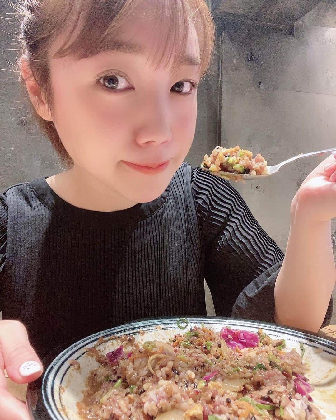 黒田りささんのインスタグラム写真 - (黒田りさInstagram)「🍛 . 大名の人気店 クボカリーへ . ワンプレートになっていて、 ＊スパイシーチキンカレー ＊お野菜のカレー　サンバル ＊とり軟骨ネギ炙りキーマ  この3種類のカレーと、 副菜が彩り鮮やかに盛り付けられているよ🌈 . 後ほど、リールに食べ方載せようと思っているけど、 綺麗に盛り付けされたプレートをいかに勇気を振り絞って ぐちゃぐちゃに混ぜるかが美味しさのポイント☝️(個人的にね😉) 以前、こうやって食べると美味しいよと教えてもらってからは、 一口ずつ味わった後 豪快に全ての具材をまぜまぜして頂いています🌿 . そうするとカレーたちが副菜と一緒に こりこり、しゃきしゃき、遊び出して スプーンですくう毎に違った食感で楽しませてくれる✨ . . 最初はどきどきしちゃうけど ぜひ、未体験の方はやって見てね☺️✨ . . #ひとりグルメ部#ひとりカレー#福岡カレー#クボカリー#クボカリー大名#スパイスカレー#キーマカレー#目で楽しんだ後は舌で楽しむ#まぜまぜする勇気#それが一番大事#くろりさもぐもぐ」10月16日 18時03分 - kurorisa_14