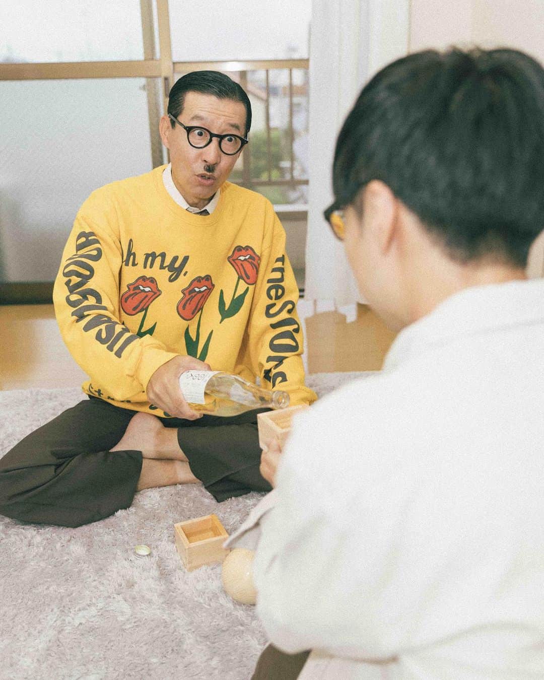 のインスタグラム：「酒も笑いも結局人がつくるんだ  #日本酒 #純米生原酒 #生酒 #100人の唎酒師 #生酛造り #灘の宮水 #trinus #唎酒師 #利き酒師 #きき 酒師 #日本酒好き #沢の鶴 #sake #japanesesake #インディペンデンスデイ #西東京 #田無 #温もりのある事務所 #浅井企画 #岩井ジョニ男 #ジョニ男 @sawanotsuru @yoso_art」