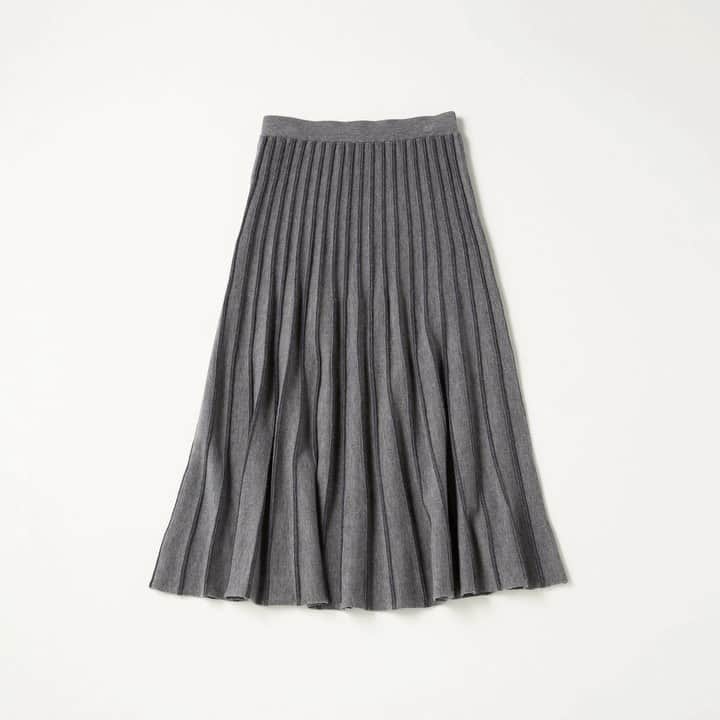 エリオポールのインスタグラム：「. - Recommend item - . SKIRT [HÉLIOPÔLE]  17,000yen+tax ﻿ . プリーツスカートのようなデザインが目をひく、ニットスカート。ウエストゴムと配色の縦ラインで、腰まわりはすっきりと、トップスインも美しく。 . . . . #HELIOPOLE #エリオポール #2020aw #autumnwinter #selectshop #fashion #style」