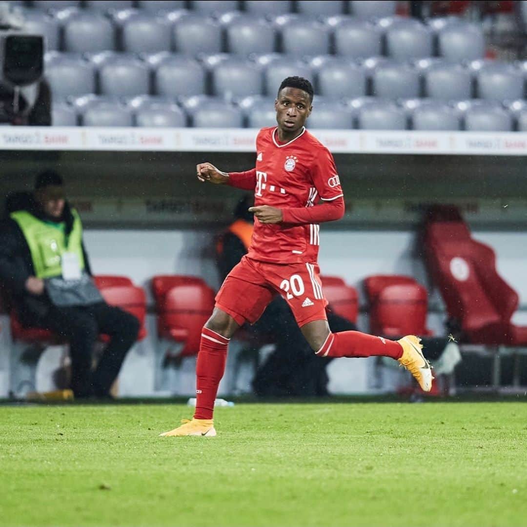 ブナ・サールのインスタグラム：「Happy to have played my first game with my new team 🙌🏾🥰 Glad I have made my first two assist to @mr.choupo 💪🏾 Mia San Mia 🔴⚪️」