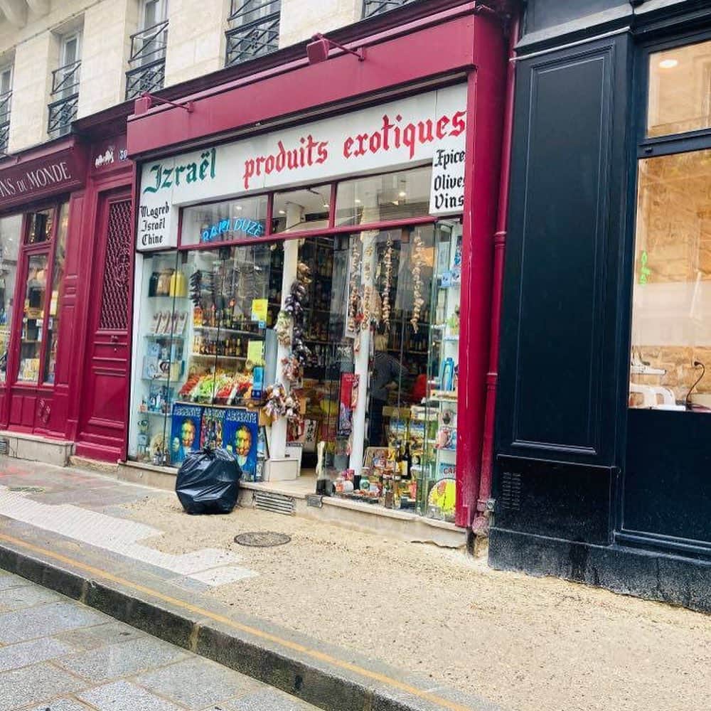 のインスタグラム：「ディープなPARIS  パリ市役所裏のスパイスSHOP イズラエル  ＊＊＊＊＊＊＊＊＊＊＊＊＊＊＊  日本にいつ帰れるかわからない今日　とうとうカレル―がなくなってしまいました。  パリのアジア食材屋さんでもカレール―は、買えるのですが、  ここは、前から気になっていた、タモリさんのように自分でカレーを作ってみようと思いたった今朝。  １０年以上ぶりに　このPARISの　食の底力と言われているスパイス屋さんへ。  1947年以来、この家族経営のSHOPは、世界中のエキゾチックな製品を扱う有名なスパイス屋さん。  こういう店は、マルセイユに行くと普通にある地区があるのですが、PARISでは、ここ！ 唐辛子やスパイス、千の香りを持つ食料品店イズラエルは、美食家のための有名な巣窟です。  #フランス#フランス在住#フレンチスタイル#カレー作り#パリのスパイス専門店 #カレーライス#パリライフ#フランスの香り#アロマ#フレグランス#フレンチ#パリの空の下 #パリの今 #パリに行きたい #newlifestyle #パリ情報 #withコロナ #フランス🇫🇷 #パリの街並み #parisstyle #パリに住みたい#フランス好き #コロナが落ち着いたら #旅行に行きたい #おしゃれな人と繋がりたい」