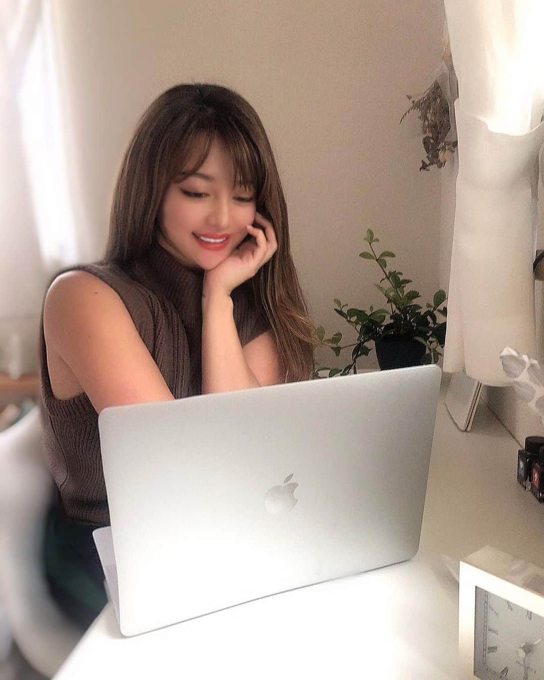 森本あやかさんのインスタグラム写真 - (森本あやかInstagram)「自粛期間中に始めた @nativecamp オンライン英会話 ☺︎﻿ ﻿ 育児や家事をしながらでも﻿ ちょっとしたスキマ時間を活用して﻿ オンラインでどこでも出来るから﻿ なんだかんたで５ヶ月も続いてる！！﻿ ﻿ ﻿ 色んな国の先生とお話しするのも﻿ ネイティブキャンプ英会話の楽しみのひとつ。﻿ ﻿ フィリピン🇵🇭やセルビア🇷🇸の先生が多いんやけど﻿ それ以外の国の先生もたくさんいるよ ☺︎﻿ ﻿ ﻿ 英会話始めたい方は是非チェックしてみてね👌﻿  #ネイティブキャンプ #オンライン英会話 #英会話レッスン #オンラインレッスン #英会話 #英会話勉強中 #英会話初心者 #英語やり直し #英語ペラペラになりたい #英語好きな人と繋がりたい #インスタ英語 #おうち英語 #英語の勉強 #英語学習 #留学 #海外留学 #留学生活 #語学留学 #留学準備」10月16日 18時04分 - ayachi0120