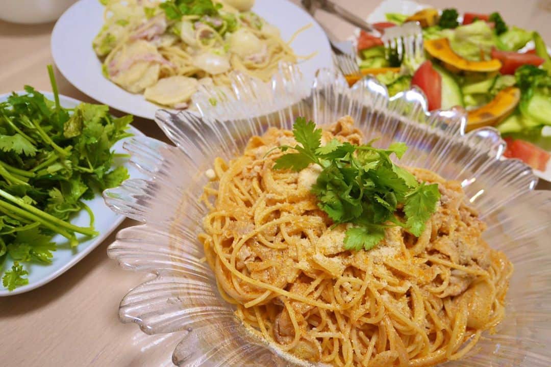 牧村麻美のインスタグラム：「自分史上最高に美味しくでけたパスタ♡  トムヤムペーストとココナッツミルクを合わせた、トムヤムクリームパスタ🍝うんまぁぁぁぁぁぁぁあ(´⊙ω⊙`)  パウダータイプのココナッツミルクを発見したから、保存に困らないし必要なだけ使えて最高！  タイタリアン🇹🇭🇮🇹  #子供達はカブとベーコンと白菜の豆乳クリームパスタ #自家製バジルたっぷりと #タイ料理の日は子供別メニューで面倒だけどそれよりもタイ料理食べたいから面倒にはならない #余ったココナッツミルクでカノムモーケン作ろう #ちょっと前はココナッツミルクもパクチーも大嫌いだった不思議 #明日は先輩とタイ料理ビュッフェ #タイもっと食べタイ  #タイ料理#タイ料理レシピ#我が家のご飯#パスタ#パクチー料理#パクチー大好き#料理#料理好き」