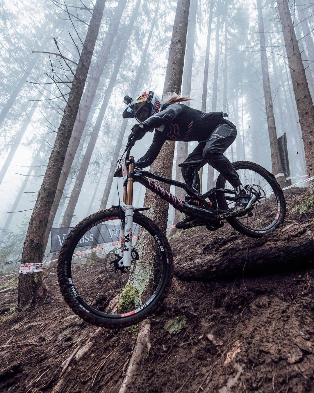 レッドブルさんのインスタグラム写真 - (レッドブルInstagram)「if this pic of @tahneeseagrave isn't enough to get you in the mood for this weekend's UCI MTB DH World Cup races, we don't know what is 🔥  catch all the action from Maribor, Slovenia TODAY and SUNDAY on Red Bull TV  📺  ~link in bio~  📸: @wolisphoto   #redbull #givesyouwings #mtb #bikelife #dh #downhill」10月16日 18時06分 - redbull