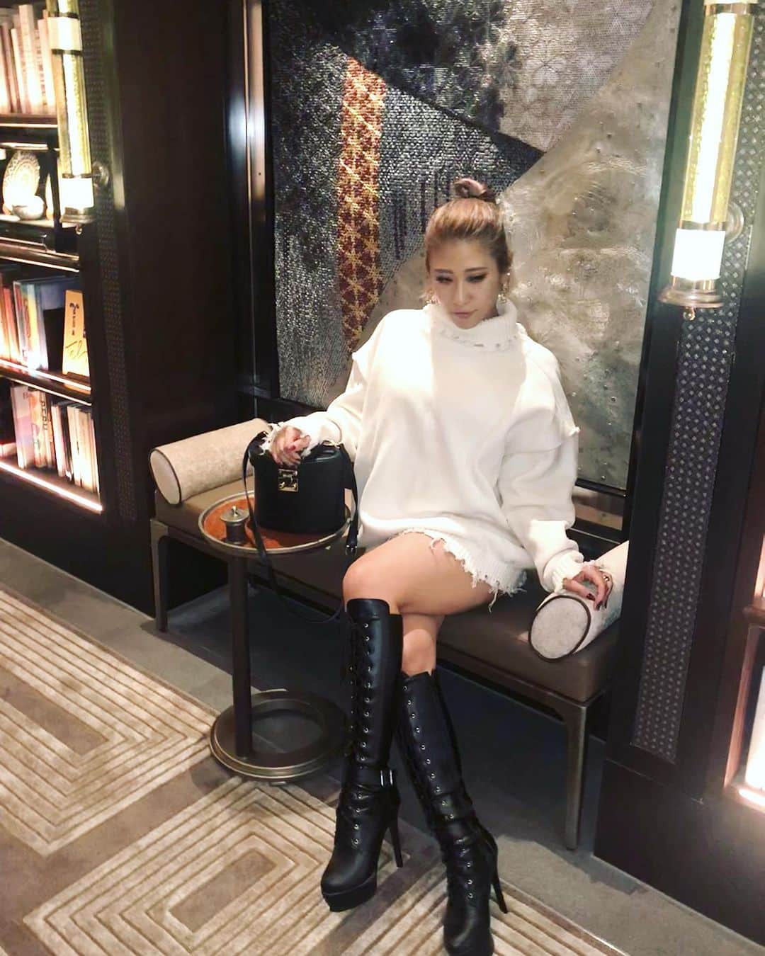 Kumiのインスタグラム：「. 昔分かり合えなかった仲間とも、 時を経て お互いに色んな経験積んで 一皮も二皮も剥けて、 . 改めて再会できた時 . あの時はわからなかった気持ちが わかるようになってたりして . そんな時に、 人生楽しいなーって思う(^^) . . 人との付き合い方って 永遠のテーマだけど . そんな仲間がどんどん 増えていったら素敵だなぁ🌈 . . . #バーレスク東京 #スーパーバーレスク東京 #burlesque #burlesquetokyo #インスタ映え #自撮り #selfie #FF #instafollow #tagforlikes #f4f #l4l #love #海外セレブファッション #fashion #fashionista #fashiongram #fashionstyle #デートコーデ」