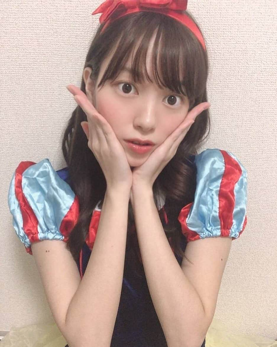 福井姫奈さんのインスタグラム写真 - (福井姫奈Instagram)「こんばんは🍎 昨日は白雪姫のコスプレをしました🤍 写真、ちょっと口空いとう…！笑 皆さんイベント初日から沢山の応援本当にありがとうございます！！お願い事が多くなってしまいますが、投票の方もよろしくお願い致します😭✨ ▶️プロフィールのURLかハイライトに載せてあるQRコードを読み取って頂くと、投票できます！よろしくお願い致します🙇‍♀️  #ミスミスター駒澤コンテスト2020 #ミス駒澤#ミスコン#女子大生#コスプレ#白雪姫#ディズニープリンセス」10月16日 18時20分 - hina__.1223