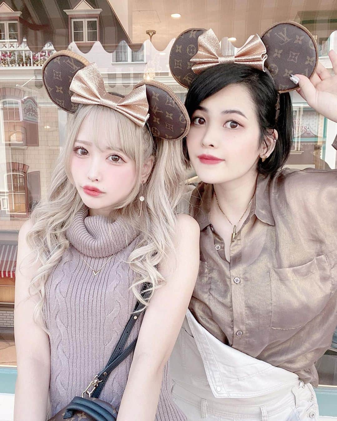 さきぼんさんのインスタグラム写真 - (さきぼんInstagram)「おーぬまんちゃん(@onumaaan )のヴィトンカチューシャ真似させてもらった🤎  (ひかりんとあやねが半日かけて作ってくれた！ありがとうございます。)  服も前日に新宿アルタで揃えたよ(^-^)/  バタバタだけどかわいかった❕  #tokyodisneyland #tokyodisneyresort #disney #disneyland #louisvuitton #ルイヴィトン #ヴィトン #ルイヴィトンコーデ #ヴィトンコーデ #さきぼんディズニー」10月16日 18時20分 - sakibon69