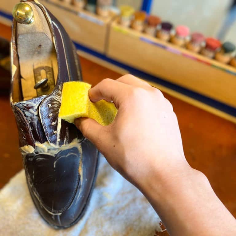 m.mowbrayさんのインスタグラム写真 - (m.mowbrayInstagram)「〜まずはステインリムーバーで〜 リムーバークロスに染み込ませ、靴表面の汚れや以前塗っていた靴クリームを拭き取っていきます。片足に対して、２～3回全体を拭き上げるのがベストです。  〜汚れ落としができたら〜 水を含ませたクリーニングスポンジで靴の表面全体をムラなく濡らします。 靴の中まで濡らしてしまうと乾燥に時間がかかり、カビのリスクがあるうえ、靴内部の接着剥がれの原因につながる場合があるため、濡らすのは表面で留めておきましょう。  〜革靴用石けん「サドルソープ」を泡立て、洗う〜 靴の表面がムラなく塗らせたら、クリーニングブラシを軽く濡らしてサドルソープの容器の中でかき混ぜて泡立て、靴を洗っていきます。 全体的に洗えたら、汚れを含んだ泡をクリーニングスポンジで拭き取ってあげます。  ※サドルソープには洗浄成分の他にも保革成分も含まれているため、保革成分のオイル感が少し残るくらいでオッケーです。  #mmowbray #モゥブレィ #シューケア #shoecare #靴磨き #革靴 #ステインリムーバー #サドルソープ #モールドクリーナー #丸洗い」10月16日 18時13分 - m.mowbray