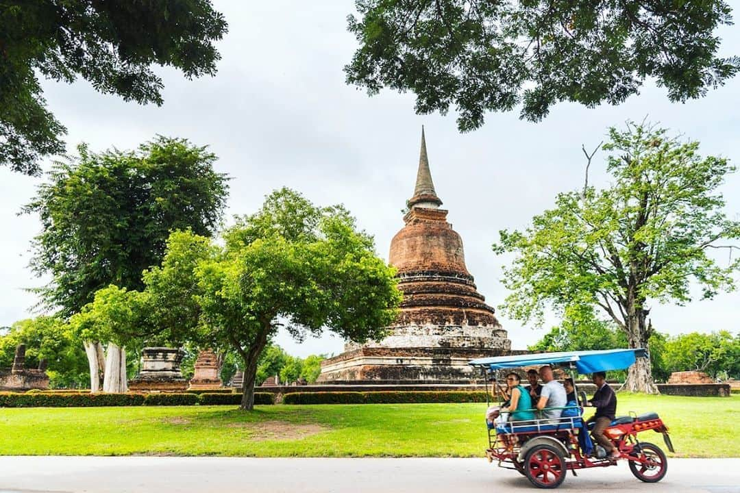 タイ国政府観光庁さんのインスタグラム写真 - (タイ国政府観光庁Instagram)「・﻿ ＼✨今週も1週間お疲れ様でした✨／﻿ ﻿ 200の遺跡を有する「スコータイ歴史公園」の写真をお届け📸﻿ ﻿ スコータイ市西部に位置するスコータイ歴史公園は、その面積約70㎢👀!!﻿ 広大な敷地には3重の城壁が築かれ、寺院を中心に内外200件もの遺跡が残されています👏﻿ ﻿ 代表的な遺跡は、城壁内にあるワット・マハタート、ワット・シーサワーイ、城壁外にあるワット・シーチュム、ワット・プラパイ・ルアンなど🙏﻿ ﻿ トゥクトゥクやレンタサイクリングを利用して、遺跡巡りに出かけましょう🛺﻿ ﻿ 皆さま、体調に気をつけてよい週末をお過ごしください☺️﻿ ﻿ #タイ #スコータイ #スコータイ歴史公園 #世界遺産 #仏像 #遺跡 #遺跡群 #遺跡巡り #遺跡好き #歴女 #こんなタイ知らなかった #もっと知りタイ #タイを知りつくす #旅好きな人と繋がりたい #旅行好きな人と繋がりたい #海外旅行 #タイ旅行 #スコータイ旅行 #thailand #sukhothai #sukhothaitrip #sukhothaihistoricalpark #worldheritage #unesco #amazingthailand #thailandtravel #thailandtrip #thai #thaistagram #lovethailand」10月16日 18時14分 - amazingthailandjp