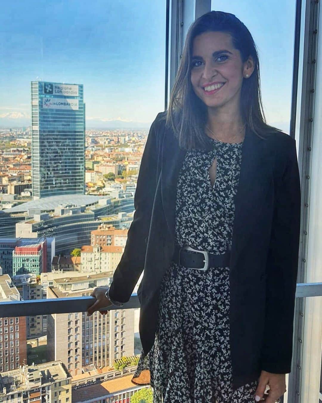 のインスタグラム：「New LinkedIn profile pic👩🏻‍💻  Start now, start where you are. With fear, with doubt, with hand shaking. Start with voice trembling but start where you are with what you have and don’t stop.  As long as you know who you are and what makes you happy, it doesn’t matter how others see you💪🏻♥️  @milanocortina2026 #OFFiceView #Milano #laMarcheiapiedelibero 📸 @vitokappa」
