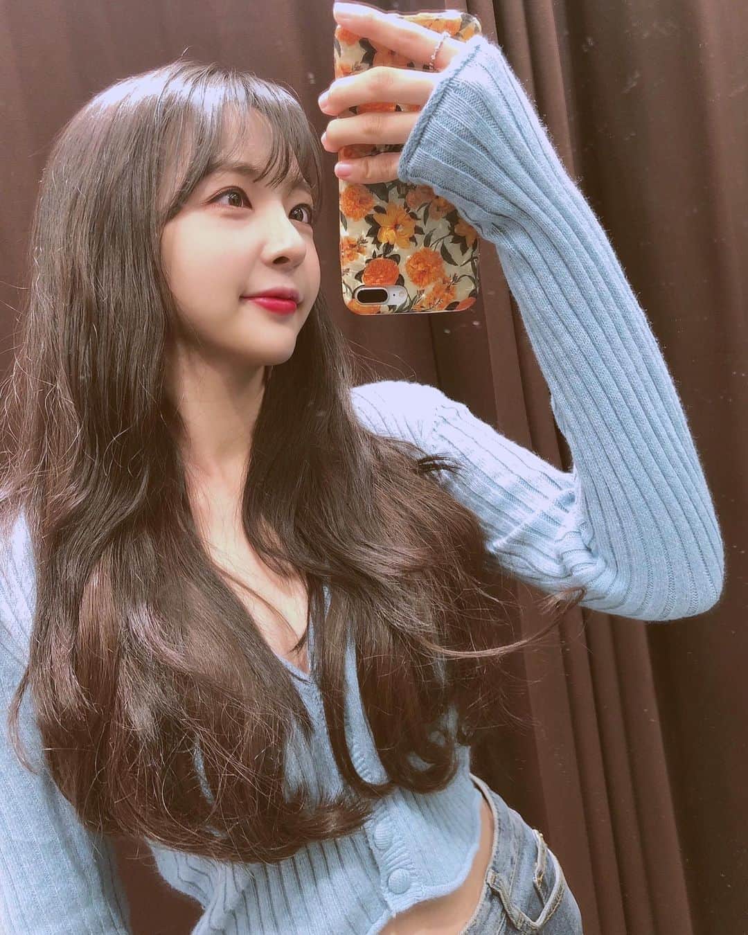 ユジョン のインスタグラム：「나랑 패딩 입어줄사람? #눈치게임」