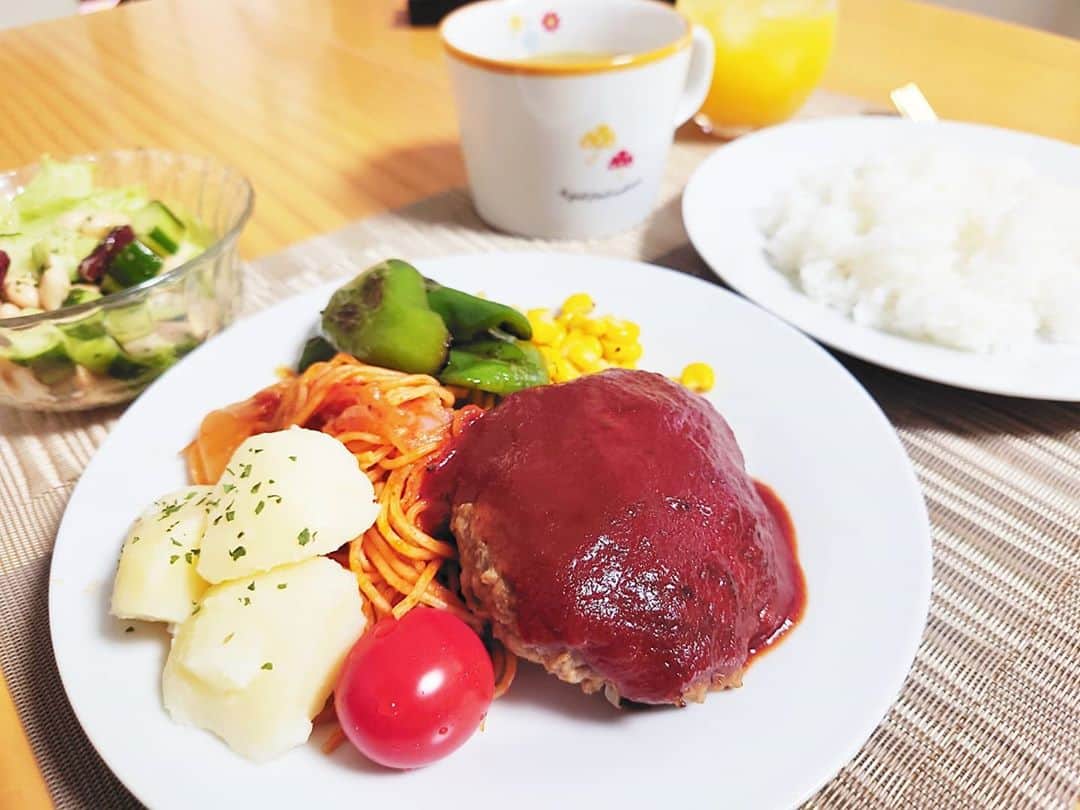 足立玲菜のインスタグラム：「今日ハンバーグ作ったー！ 今日は早めによるご飯モグモグ😋  料理は意外と好き😄 だけどうちのシェフ（両親）にはかなわない…😭  #今日の晩御飯 #手作りご飯 #ハンバーグ #ディナー #料理 #料理記録 #美味しい #cooking #japanesegirl #japanesemodel #camera #dinner #instagood #reina」