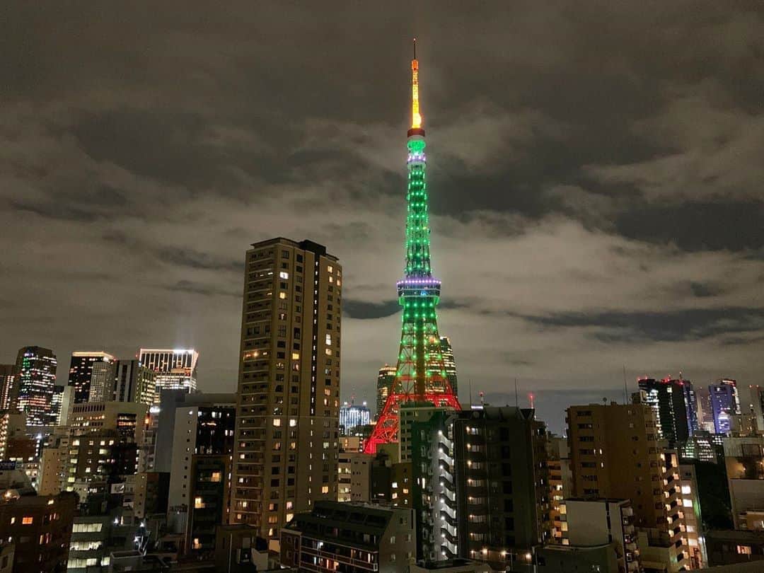 のインスタグラム：「・ ・ beautiful Tokyo tower🗼  調べたら… 毎年10月は、臓器移植への理解が進むように普及啓発の 取り組みが行われる「臓器移植普及推進月間」  また、臓器移植法が施行された10月16日は、家族や大切な人と「移植」のこと、「いのち」のことを話し合い お互いの臓器提供に関する意思を確認する「グリーンリボンデー」でもある と、東京タワーのwebsiteに載っていた  今日はアシスタントちゃんのBD🎂 おめでとう! いつも本当に本当にありがとう 今夜は家族と「いのち」について話しているかな？  ・ ・ #life #感謝の日 #明日は新月 #わたしはかなちんと語ろう😌」