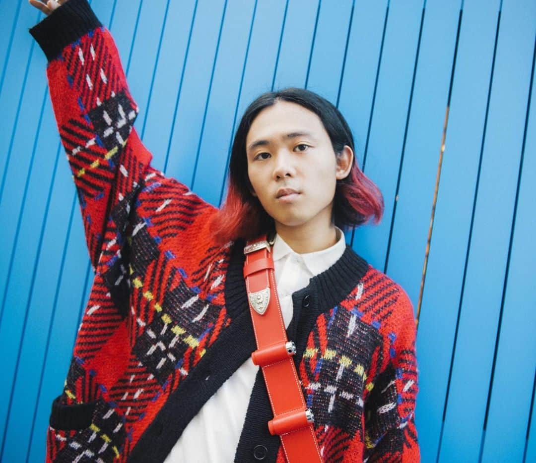板橋よしえのインスタグラム：「▷ ▷ ▷対談連載 デザイナー板橋よしえの「おしえて好きなひと」第20回目のゲストは OKAMOTO'Sのオカモトレイジくん！ OKAMOTO'Sとしての活動以外にもDJやMVプロデュース、YAGI EXHIBITIONを手掛けるなど、クロスジャンルな活躍でカルチャーシーンを独自の直感力とセンスで軽やかに引率し続けるレイジくん。 互いに人が大好きだったり、ジャンルや世代を超えた人と人とのつながりを大事にしている共通点についてなどなど！いろいろお話しました☺️ ずっと話してられる～！と思ったくらい、楽しい対談だったなあ。 ぜひ読んでもらえたらうれしいです。 プロフィールから飛べるようになっています～🙋‍♀️ #candystripper #candystripper_magazine 10月号 #オカモトレイジ #OKAMOTOS」