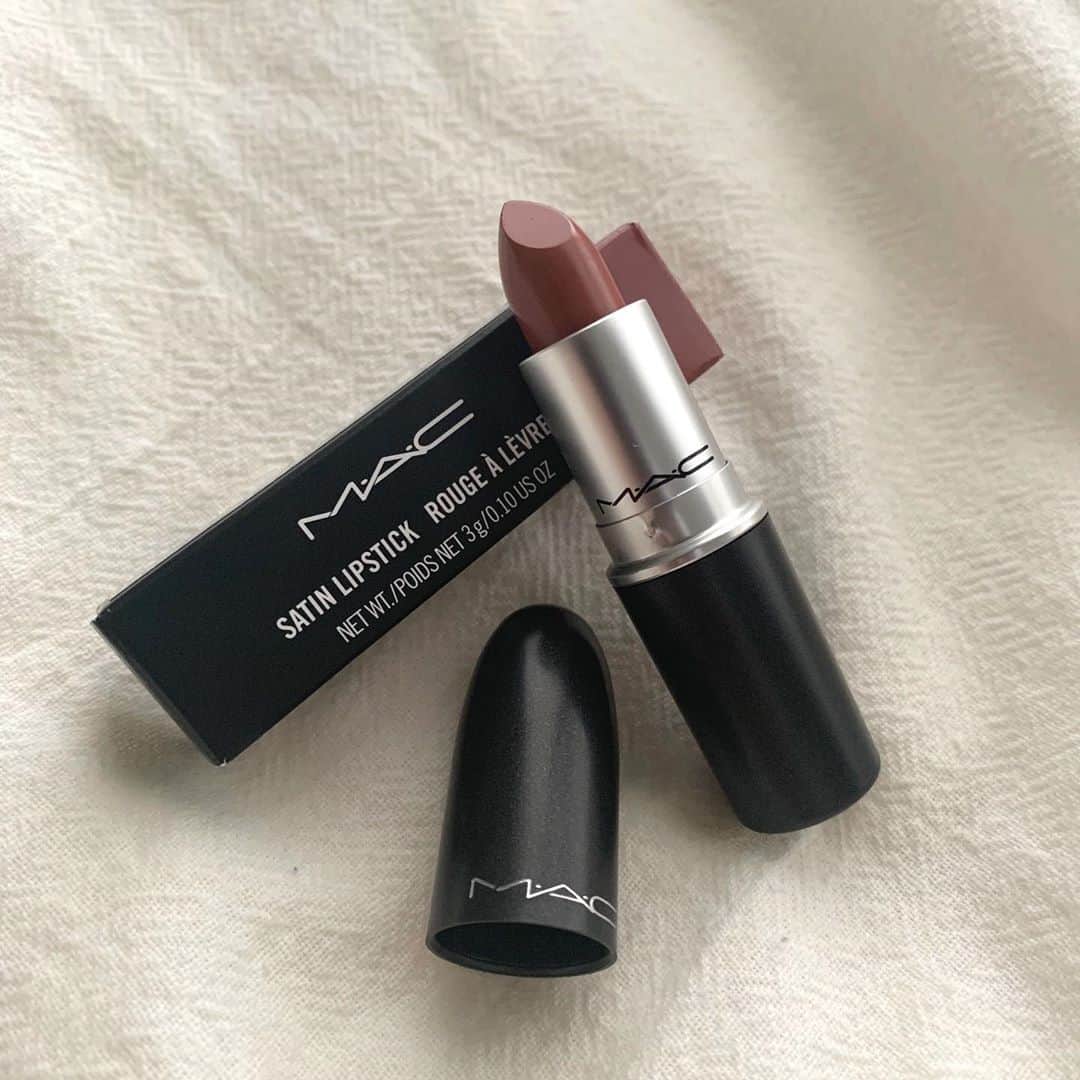 神田風音のインスタグラム：「﻿ ﻿ 新しいリップ買った✊🏻﻿ M.A.Cのモカ。﻿ ﻿ ﻿ 普段は赤です！真っ赤です！！って感じの リップが多いけど違う色味のがほしくて、﻿ ﻿ M.A.Cで働いてる友達に色々教えてもらって﻿ 結果気に入ったモカを買ったよ〜﻿ ﻿ ﻿ かわいい~❤︎﻿ ﻿ ﻿ ・﻿ ・ #mac #モカ #makeup #make #lip #lipstick」