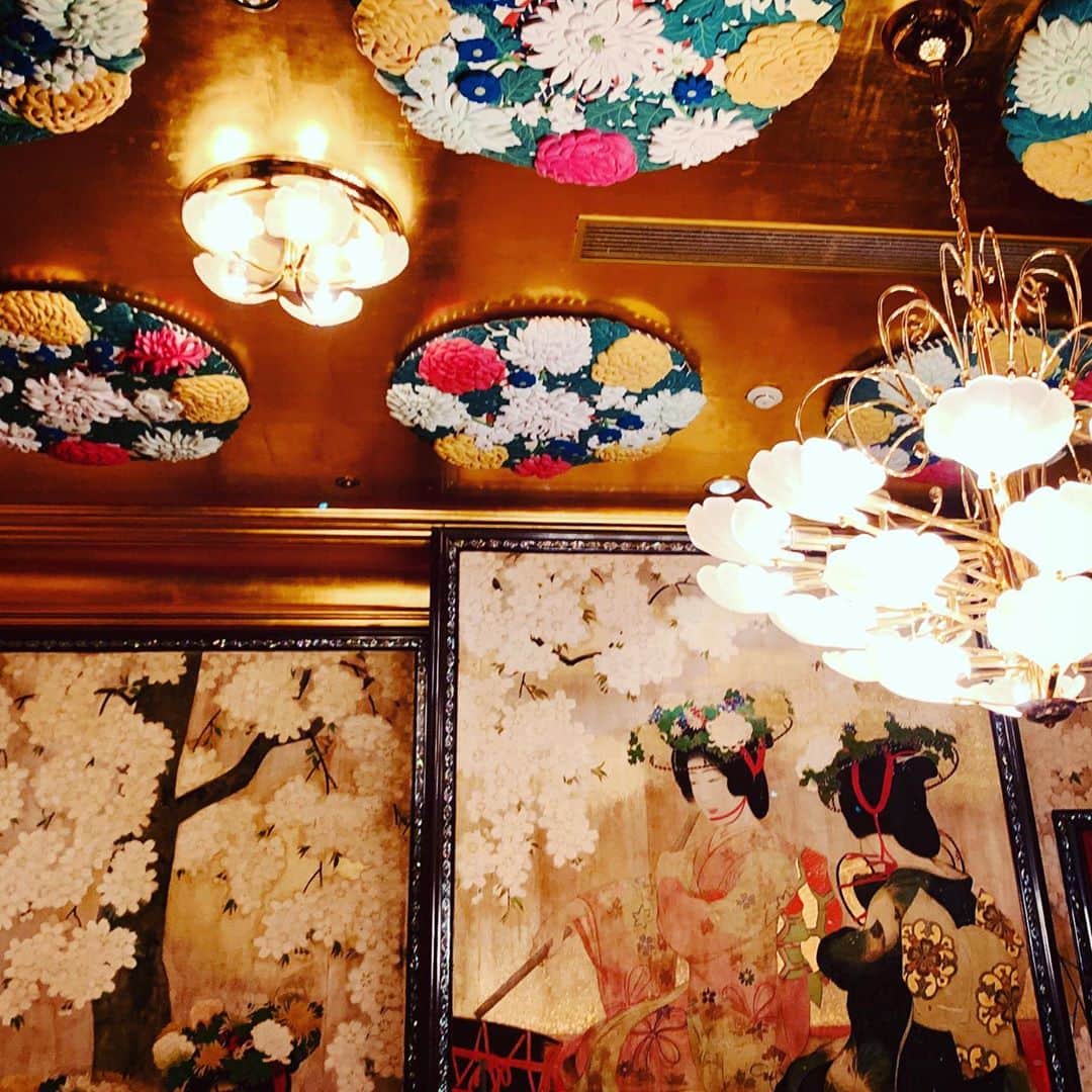 安珠のインスタグラム：「特別賞味会 滋味・香り 旬遊記の美しい特別室「玉城」 忘れない夜 #ホテル雅叙園東京 #益田玉城 #美人花笠踊の図」