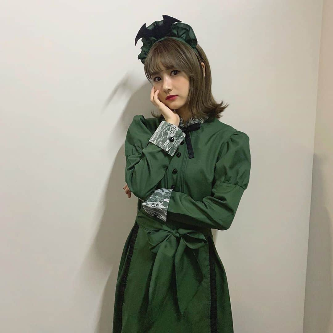 櫻井紗季さんのインスタグラム写真 - (櫻井紗季Instagram)「昨日の配信ライブで着たハロウィン衣装🎃 私は「洋館メイド」を選びました！ ホーンテッドマンションのお姉さんみたいだよね🦇 ・ 配信を見ていただいた皆様ありがとうございました✨✨ ・ ・ #happyhalloween  #halloween  #ハロウィン仮装  #ハロウィンコスプレ  #メイド服」10月16日 18時24分 - saki_sakurai_official