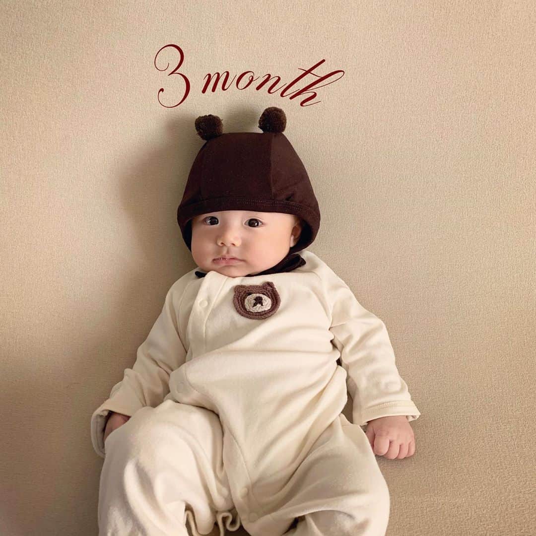 酒元麻衣（まいへー）のインスタグラム：「🧸3month🧸 今日で3か月になりました♡ 1枚目のクマさんの可愛いロンパースはお姉ちゃん夫婦からお祝いで貰ったよ🥺🤍本当可愛くてお気に入り🥺最近はよく笑ったり、赤ちゃん語で一生懸命お話ししてる♡ 首もだいぶしっかりしてきて縦抱きにするとうれしそうに♡ 今日予防接種で体重測ったら7030g🤣通りで最近抱っこがきついと思った🥺 沢山の幸せをありがとう🥺🤍元気にすくすく育ってね👶🏻🤍 . . . #生後3ヶ月#男の子ベビー#男の子ママ#babyboy#3か月ベビー#ベビー」