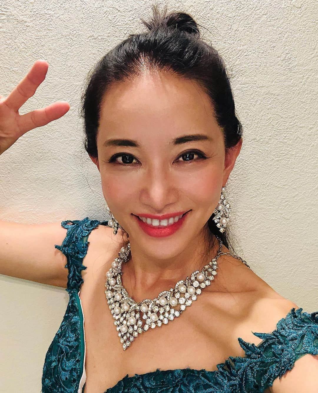 佐伯紅緒さんのインスタグラム写真 - (佐伯紅緒Instagram)「ドレス着てジョジョのポーズ。  リサリサ先生は永遠の憧れです。  #ミセスジャパン #ミセスジャパン2020 #ミセスジャパン東京大会 #ジョジョの奇妙な冒険  #リサリサ先生」10月16日 18時26分 - beniosaeki