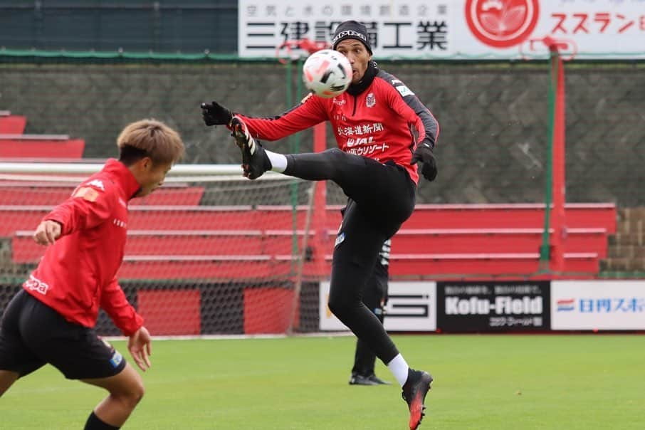 ジェイ・ボスロイドさんのインスタグラム写真 - (ジェイ・ボスロイドInstagram)「Great to be back in training. I’m looking forward to the weekend!  We need to show character and bounce back from a poor performance.  I always say, anyone can play well when the team is playing well and winning but good players can shine through the bad times.   #consadole#team#together#win#belief#determination#striveforgreatness#blessed#hardwork#dedication#soccer#football#training#japan#jleague#adidas#adidastokyo」10月16日 18時26分 - jaybothroyd