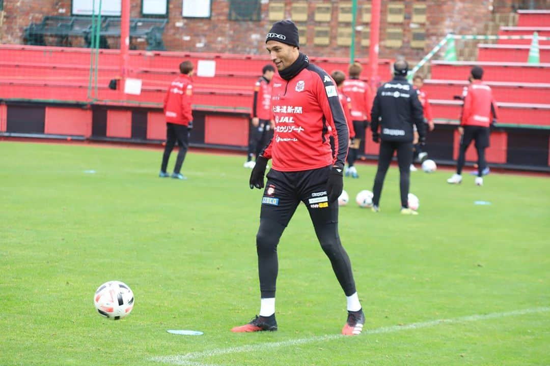 ジェイ・ボスロイドさんのインスタグラム写真 - (ジェイ・ボスロイドInstagram)「Great to be back in training. I’m looking forward to the weekend!  We need to show character and bounce back from a poor performance.  I always say, anyone can play well when the team is playing well and winning but good players can shine through the bad times.   #consadole#team#together#win#belief#determination#striveforgreatness#blessed#hardwork#dedication#soccer#football#training#japan#jleague#adidas#adidastokyo」10月16日 18時26分 - jaybothroyd