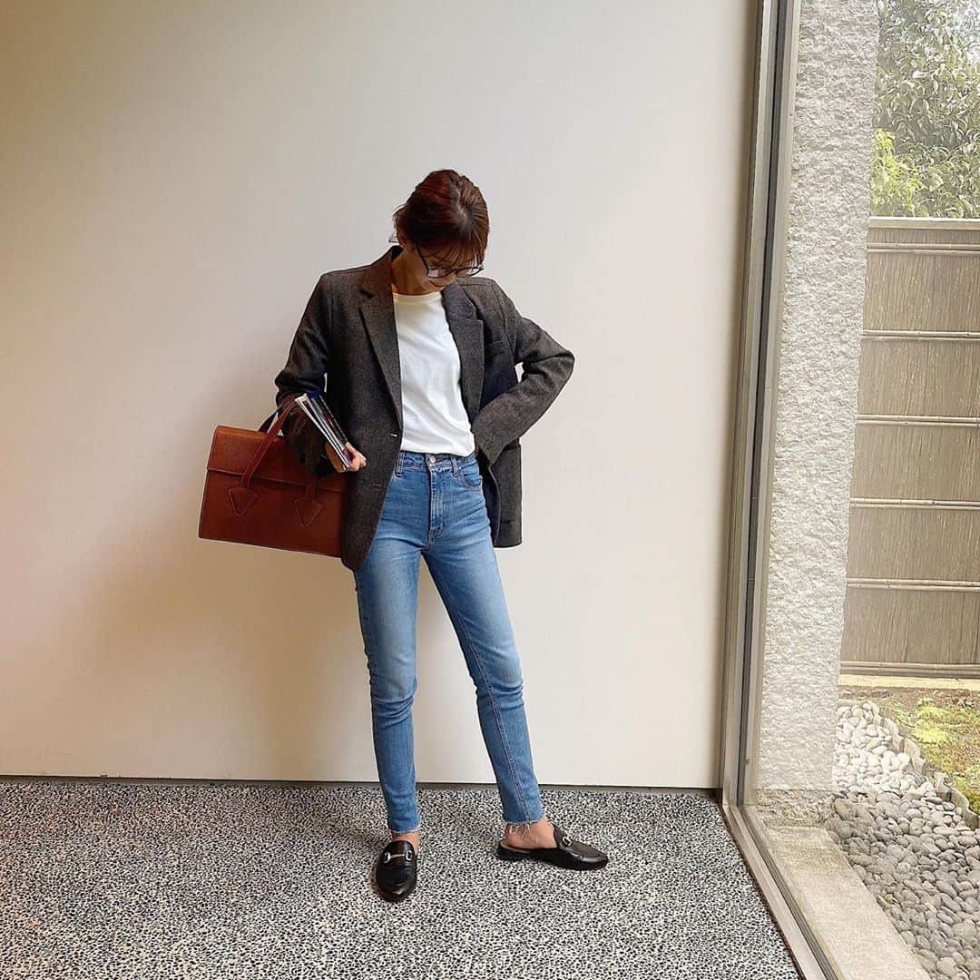 のインスタグラム：「ㅤㅤㅤ この間のふく🌾 途中暑くなってジャケット脱いでた🧥 こういうラフな感じもすき♡(3枚目) ㅤㅤㅤ glass @jins_japan  jacket @as.style_official  tops @a.t_official.jp  denim @ant__official  bag @loewe  shoes @gu_for_all_  . #ジャケットコーデ  #ロンt #atスナップ #エーティー #ロエベ #at #loewe #gu_for_all」