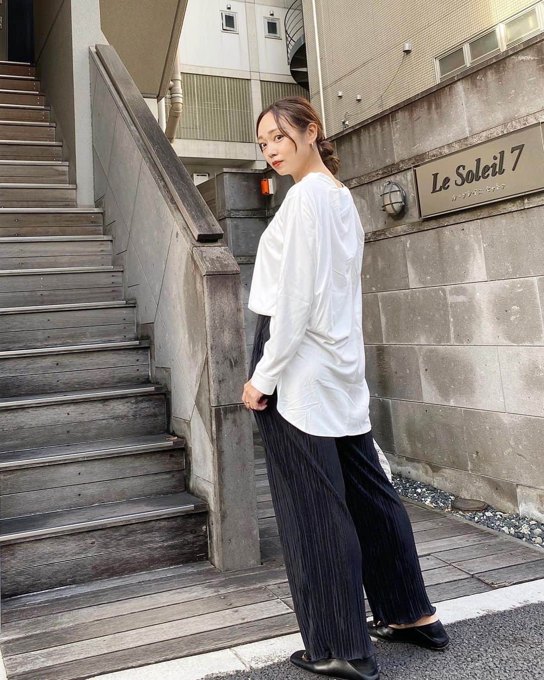 石田美奈子のインスタグラム：「𝐎𝐮𝐭𝐟𝐢𝐭. . 白の#ブラウスコーデ ☺︎ 丈が長めのブラウスが欲しくて購入したこちら。 プチプラ価格の2,990円♡ 生地がスエード調で、しっとりしていて着心地抜群です🥺✨ 首の後ろがツイストになっていて、良い感じに抜け感が出てお気に入り♫ . パンツはワンピースと#セットアップ で購入したものです☺︎ #秋冬服 も黒を買いがち🤔 . . tops … #kuih #kuihst @kuih_store pants … #auntmaries  @auntmaries.official shoes … #sergiorossi @sergiorossi . . 👗→ #minako_fashion . #ootd #165cmコーデ #クイ #白シャツコーデ #大人カジュアルコーデ #今日のコーデ #秋コーデ #プチプラコーデ #モノトーンコーデ」
