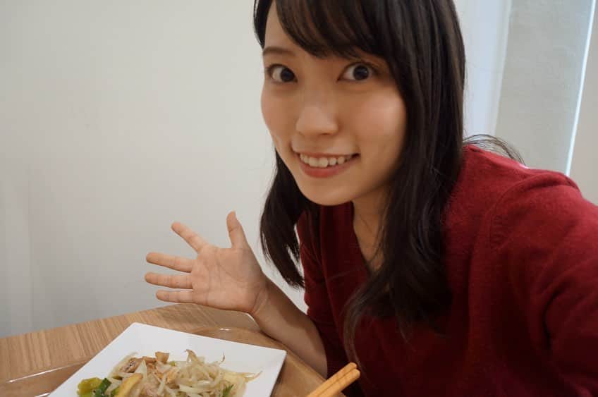 有坂菜恵子さんのインスタグラム写真 - (有坂菜恵子Instagram)「こんばんは！ 今日は金曜日！ということで、ミス同女の公式インスタに私の京都のおすすめスポットを紹介しています😊✨ 京都大好きな私が紹介しているのは、、、 ぜひ公式インスタをチェックしてみてください！👀  そしてその撮影の前に食べた昼食を紹介！  <同女の魅力を伝えたい part12>  今日紹介するのは、同女の食堂！🍴 もちろん各大学に食堂があり、大学生協が運営していますので他の大学と同じ…っということもないんです！🌟 少しずつメニュー内容が違うんですよ！😊 また北海道フェスなど、期間限定メニューなどもあり、時期によっても楽しめるのが食堂です！  (私も同志社や京大の食堂でよく食べたなぁ。。。)  食堂のメリットはそれだけでなく、100円でたくさんのおかずが食べられる100円朝食や、ミールシステムといって事前に年間の利用料を払うことで利用できる電子マネーがあり、金欠のときに食べることもできない！なんてことがないのです！下宿生にはとても便利！👍 このシステム、何を食べたかが親御さんに連絡されるので、子どもの食事の偏りが気になる親御さんにもおススメ！✏️ 大学生になってバイトを始めてお金が自由になると、娯楽のために食費を削るなんてこともよくある話なのです(私もやってた💧)  この日私が食べた昼食、、なんか華がない😅  私は友達がいないので昼食は一人で食べます🍴 ぼっち飯、最高！！！  追伸:今日の写真、意外と周りに学生がいて自撮りするのが恥ずかしく、表情が固まっております🤳笑  #ミスコン #ミスコンファイナリスト #ミスキャン #ファイナリスト #同女 #同志社女子大学 #ミス同女 #ミス同志社女子 #女子大生 #今出川 #京田辺 #食堂 #ランチタイム  #キャンパスライフ #女子大生コーデ #女子大生の日常 #春から大学生 #春から同女」10月16日 18時30分 - missdwc20_5