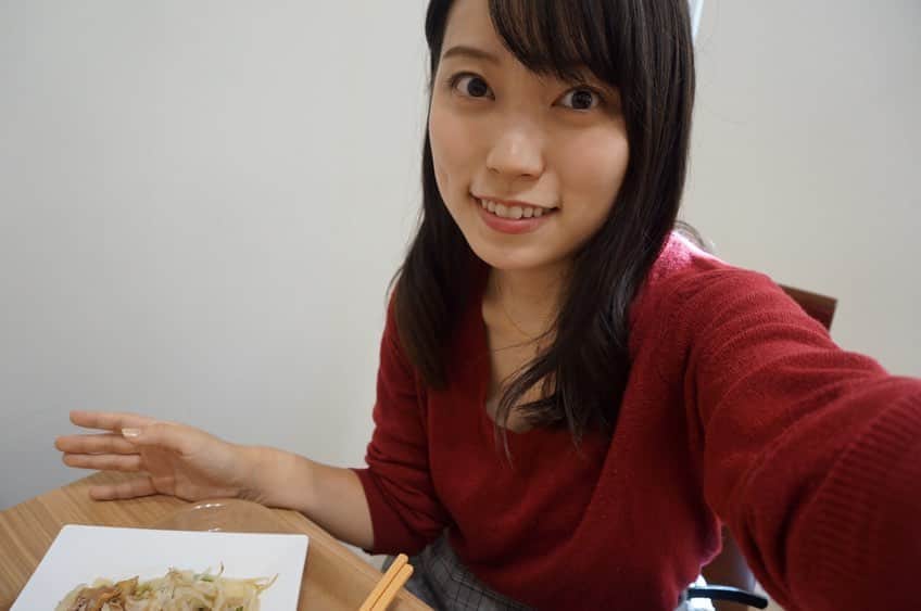 有坂菜恵子のインスタグラム：「こんばんは！ 今日は金曜日！ということで、ミス同女の公式インスタに私の京都のおすすめスポットを紹介しています😊✨ 京都大好きな私が紹介しているのは、、、 ぜひ公式インスタをチェックしてみてください！👀  そしてその撮影の前に食べた昼食を紹介！  <同女の魅力を伝えたい part12>  今日紹介するのは、同女の食堂！🍴 もちろん各大学に食堂があり、大学生協が運営していますので他の大学と同じ…っということもないんです！🌟 少しずつメニュー内容が違うんですよ！😊 また北海道フェスなど、期間限定メニューなどもあり、時期によっても楽しめるのが食堂です！  (私も同志社や京大の食堂でよく食べたなぁ。。。)  食堂のメリットはそれだけでなく、100円でたくさんのおかずが食べられる100円朝食や、ミールシステムといって事前に年間の利用料を払うことで利用できる電子マネーがあり、金欠のときに食べることもできない！なんてことがないのです！下宿生にはとても便利！👍 このシステム、何を食べたかが親御さんに連絡されるので、子どもの食事の偏りが気になる親御さんにもおススメ！✏️ 大学生になってバイトを始めてお金が自由になると、娯楽のために食費を削るなんてこともよくある話なのです(私もやってた💧)  この日私が食べた昼食、、なんか華がない😅  私は友達がいないので昼食は一人で食べます🍴 ぼっち飯、最高！！！  追伸:今日の写真、意外と周りに学生がいて自撮りするのが恥ずかしく、表情が固まっております🤳笑  #ミスコン #ミスコンファイナリスト #ミスキャン #ファイナリスト #同女 #同志社女子大学 #ミス同女 #ミス同志社女子 #女子大生 #今出川 #京田辺 #食堂 #ランチタイム  #キャンパスライフ #女子大生コーデ #女子大生の日常 #春から大学生 #春から同女」