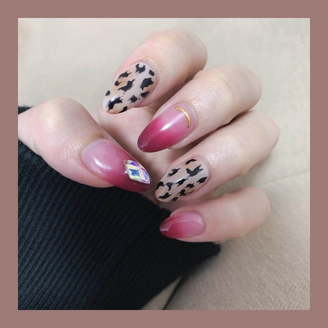 らむめろさんのインスタグラム写真 - (らむめろInstagram)「昨日はLapis nail行ってきた💅🏼﻿ ﻿ 🐆ヒョウ柄×ボルドーグラデーション🥀﻿ ﻿ オーロラのランバスがポイント✨﻿ ﻿ 今回もめっちゃかわいくて﻿ お気に入り///﻿ ﻿ ﻿ 担当はYUINAちゃん▷▶ @lapis_yui ﻿ ﻿ いつも想像以上にいい感じに﻿ してくれるからほんまにおすすめ💗💗💗﻿ ﻿ ﻿ ﻿ #instagood #instagramer #instalike #instalove #followme #followgram #japanesegirl #goodday #swag #newnails #leopardnails #bordeauxnails #gradationnail #autumnnails #ヒョウ柄ネイル #レオパードネイル #秋冬ネイル #2020ネイル #ランバスストーン #ランバスネイル #グラデーションネイル #ボルドーネイル #赤ネイル」10月16日 18時32分 - ramumero_