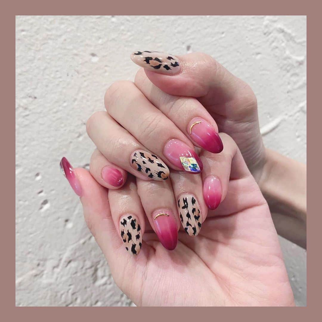 らむめろさんのインスタグラム写真 - (らむめろInstagram)「昨日はLapis nail行ってきた💅🏼﻿ ﻿ 🐆ヒョウ柄×ボルドーグラデーション🥀﻿ ﻿ オーロラのランバスがポイント✨﻿ ﻿ 今回もめっちゃかわいくて﻿ お気に入り///﻿ ﻿ ﻿ 担当はYUINAちゃん▷▶ @lapis_yui ﻿ ﻿ いつも想像以上にいい感じに﻿ してくれるからほんまにおすすめ💗💗💗﻿ ﻿ ﻿ ﻿ #instagood #instagramer #instalike #instalove #followme #followgram #japanesegirl #goodday #swag #newnails #leopardnails #bordeauxnails #gradationnail #autumnnails #ヒョウ柄ネイル #レオパードネイル #秋冬ネイル #2020ネイル #ランバスストーン #ランバスネイル #グラデーションネイル #ボルドーネイル #赤ネイル」10月16日 18時32分 - ramumero_