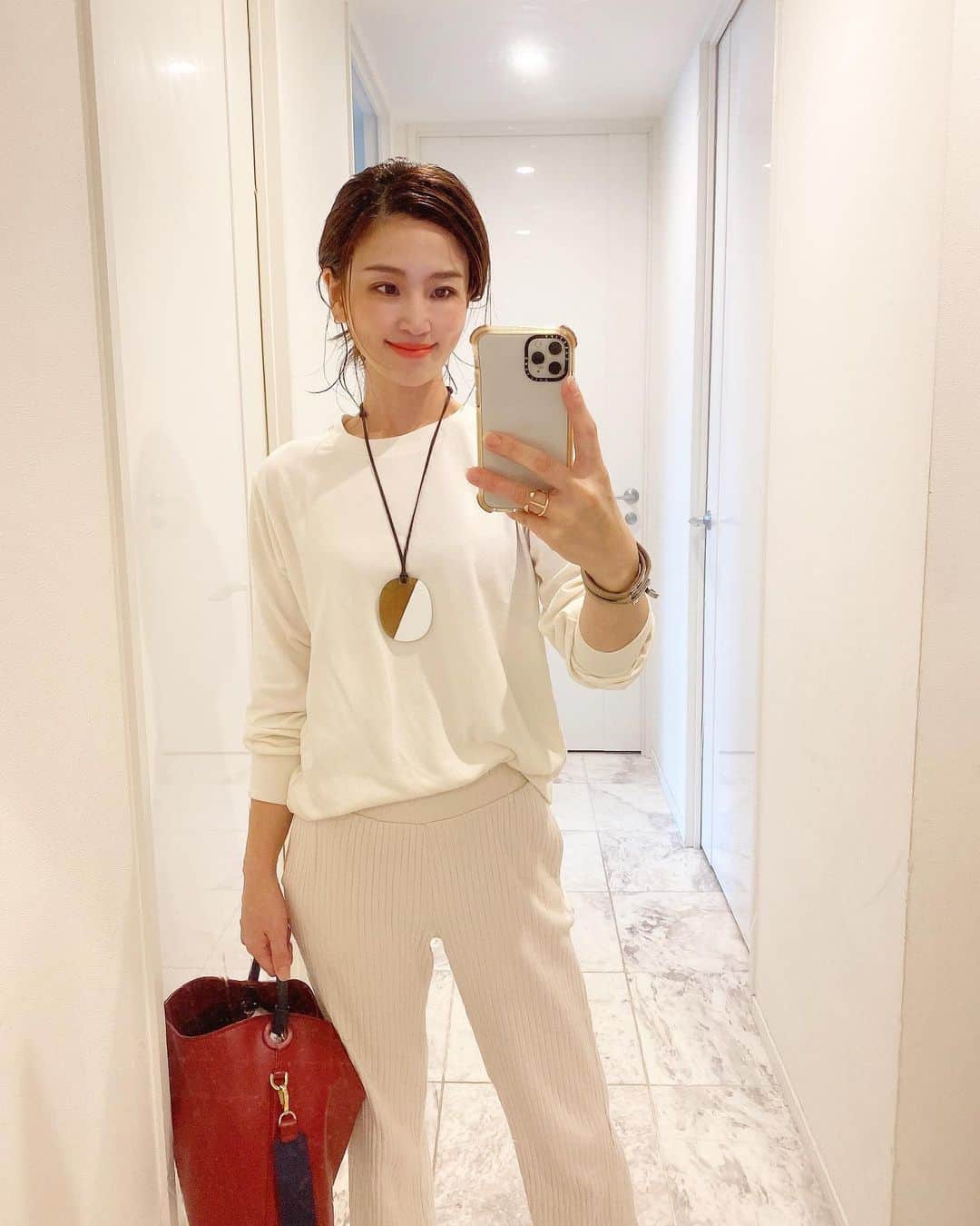 のインスタグラム：「テキトーな日😴☔️の#ホワイトコーデ は、全身#ユニクロ です☺️ このニット？カットソー？やわらかくてあたたかい😊  雨だと汚れるからこれで良い🙈 泥もかけられるし🏌️‍♀️  #uniqlo #uniqlou #hermesaddict」