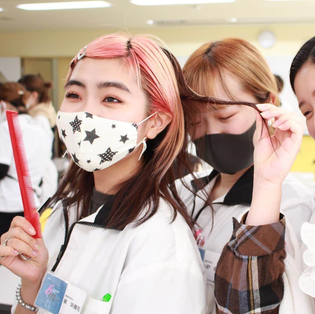 のインスタグラム：「美容学科⭐️コース選択授業の様子✂︎講師も卒業生🏳️‍🌈  #国際ビューティモード専門学校 #bm #美容専門学校 #カット #カラー #卒業生 #授業」