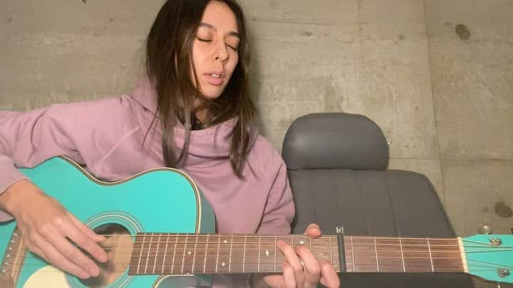 MiChiのインスタグラム：「The Beatles - Let it be ♫  最後きめれんかった😂 The ending.. 🤔 I tried lol. . Learning to let go and let things just be, every moment of every day. 🙏🖤. . #instacovers#thebeatles#letitbecover#beatlescover#singersongwriter#singer#letitbe#acousticguitar#martinguitar」