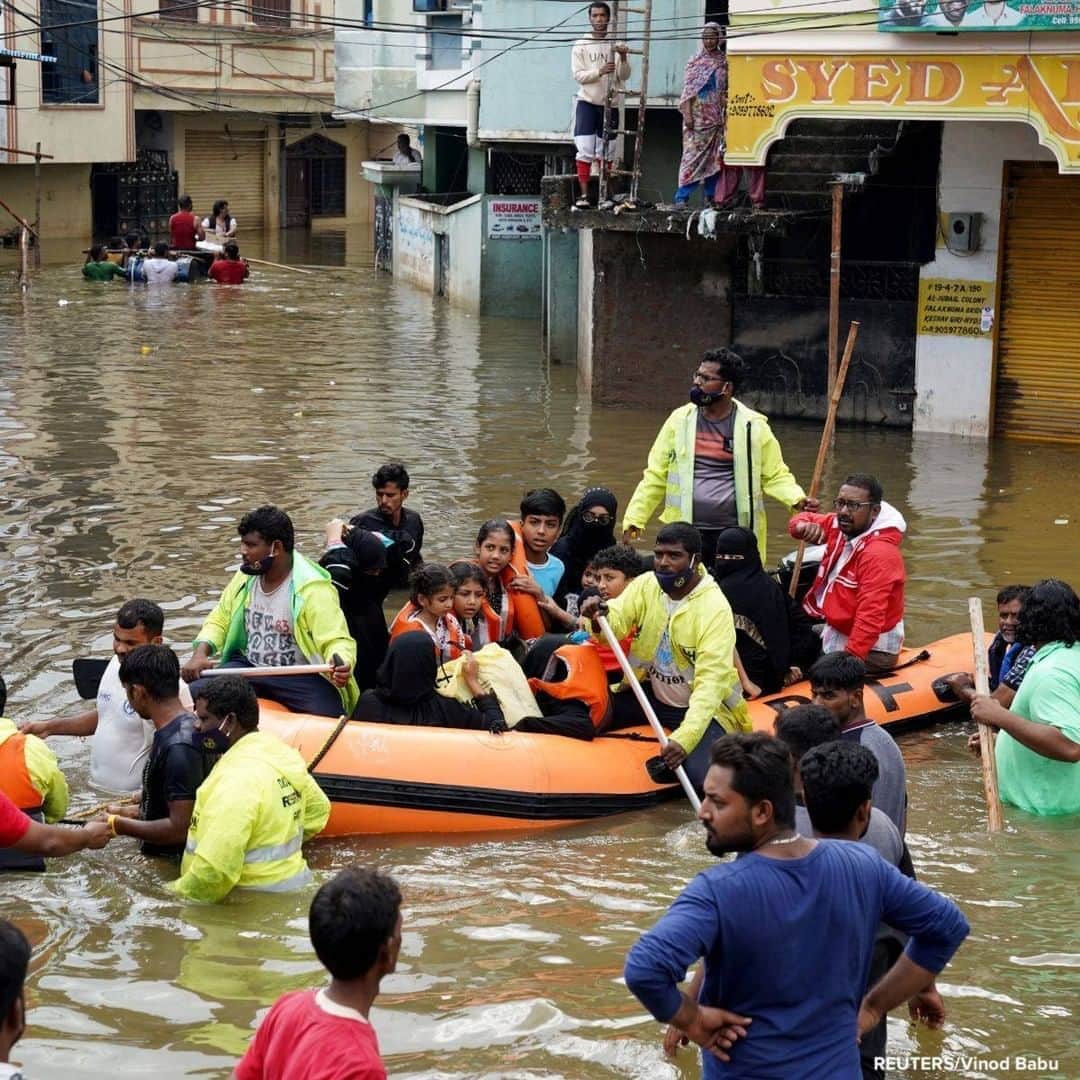 ABC Newsさんのインスタグラム写真 - (ABC NewsInstagram)「Residents are evacuated from a flooded neighborhood after heavy rainfall in Hyderabad, the capital of the southern state of Telangana, India.」10月16日 18時33分 - abcnews
