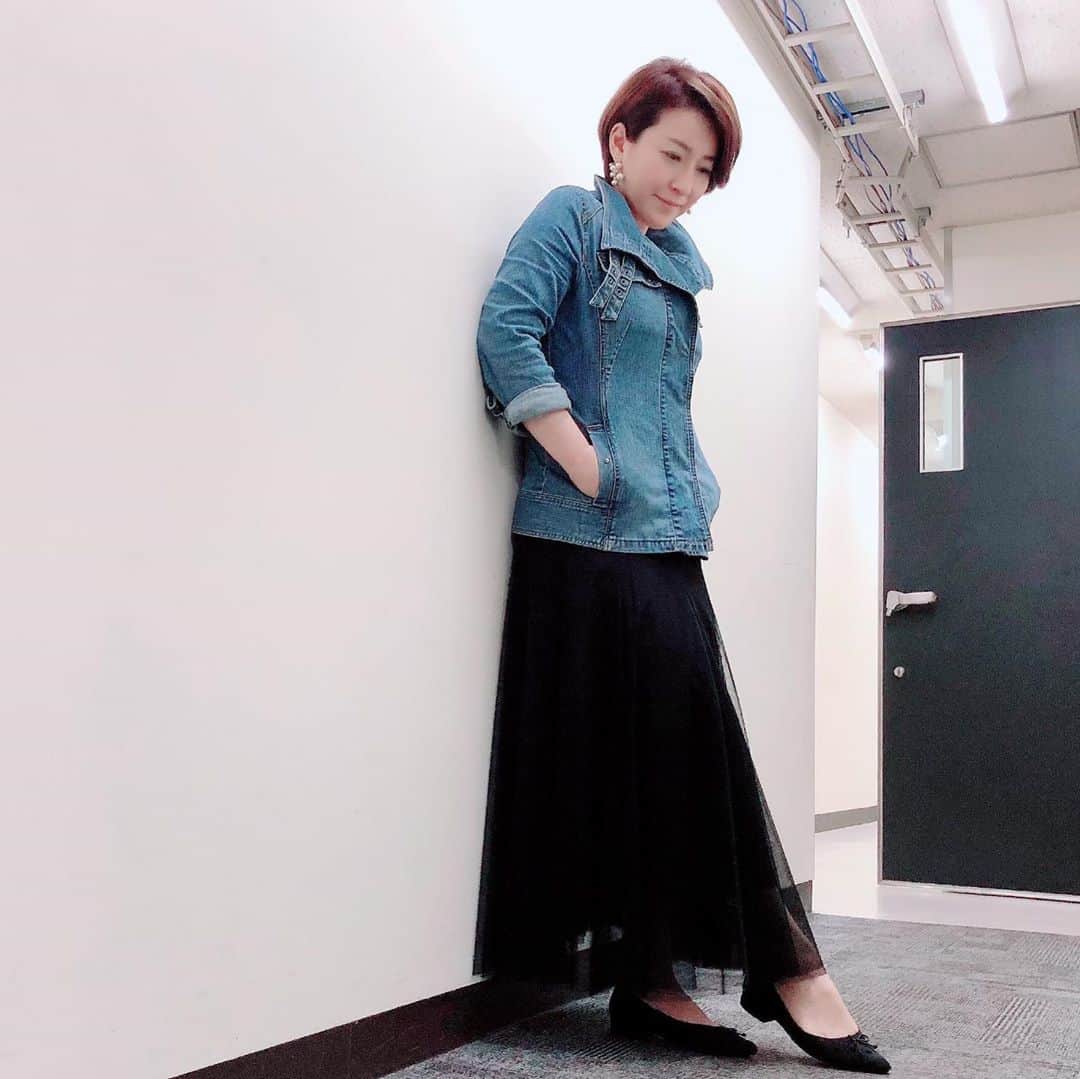 水田竜子さんのインスタグラム写真 - (水田竜子Instagram)「久しぶりに今日のコーデ。 ・ Gジャンとシフォンのスカートの定番コーデ🎀 ・ タイトなシルエットのGジャンは大昔、叔母に🎁してもらった大切なもの。 かれこれ20年近く愛用しています。 イヤリングは私のアクセサリーブランド「R's」のシャンデリアパールイヤリング❤️ ・ 「R's」↓ ・ https://ryuko.official.ec ・ ・ ・ #水田竜子 #Japan #singer #演歌 #R's #今日のコーデ #Gジャン #シフォンスカート #ハンドメイドアクセサリー #ハンドメイドアクセサリーイヤリング」10月16日 18時34分 - mizuta.ryuko
