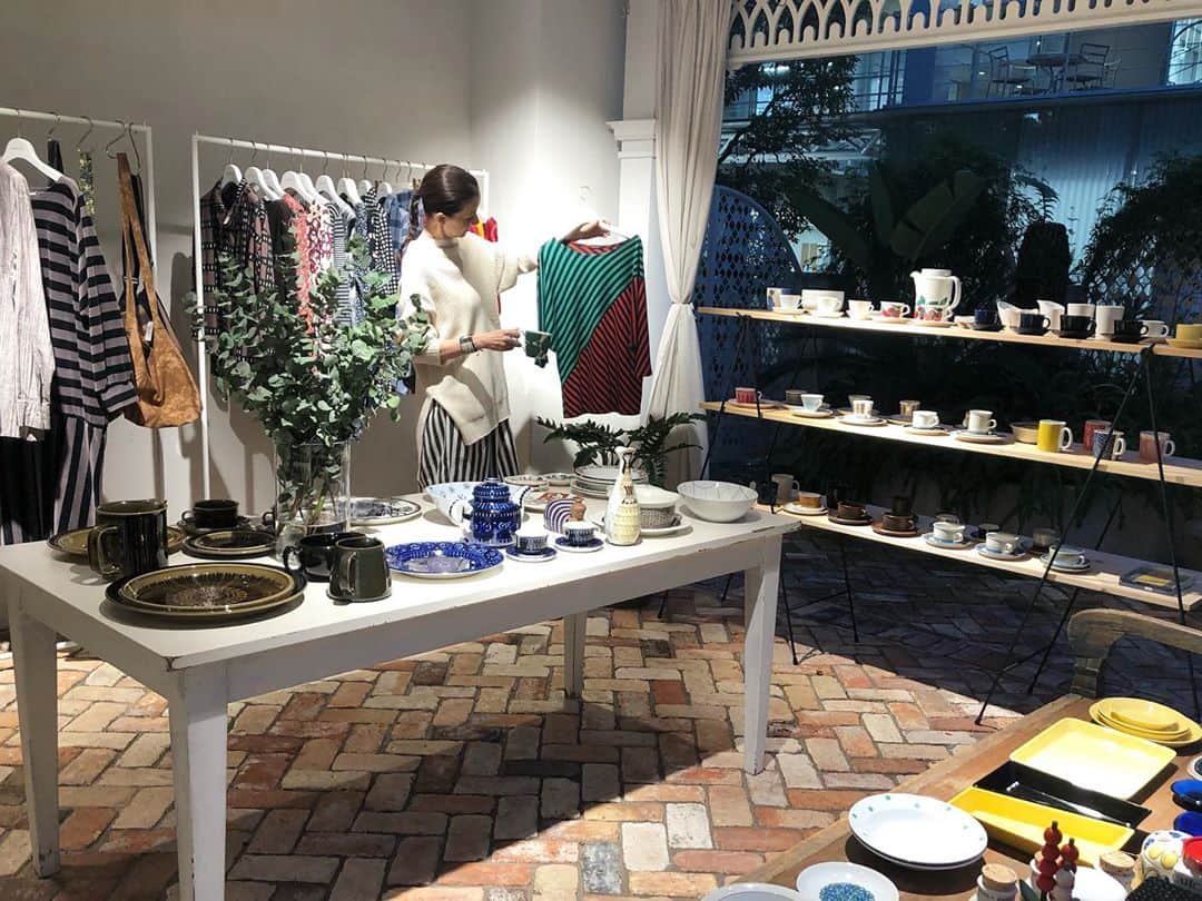 のインスタグラム：「北欧雑貨の店「LIFE AND BOOKS」による、主にフィンランドで買い付けたヴィンテージアイテムをご紹介する、「ノルディック マーケット」がハウスオブロータス青山店にて開催されています。 ヴィンテージのテーブルウェアや古着を、フィンランドへ行った気分で是非お楽しみください。  #ハウスオブロータス #ハウスオブロータス青山店 #houseoflotus」
