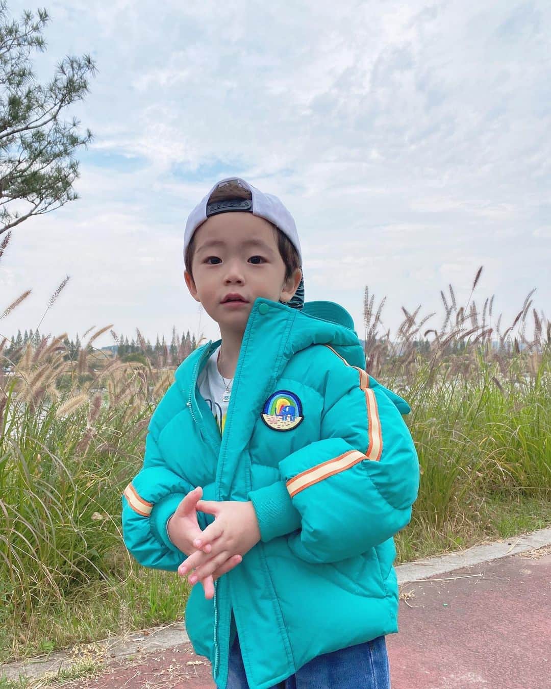 ウンチェのインスタグラム：「엉아같이 나왔네 울 애기💙 - - - #balabala #아들스타그램 #육아스타그램 #금요일 #일상」