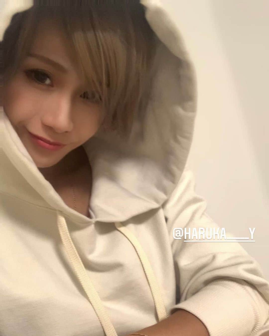 のインスタグラム：「LINEプロフィールこれにした🥺  #秋 #フーディー #ショート #hoodie #autumn」