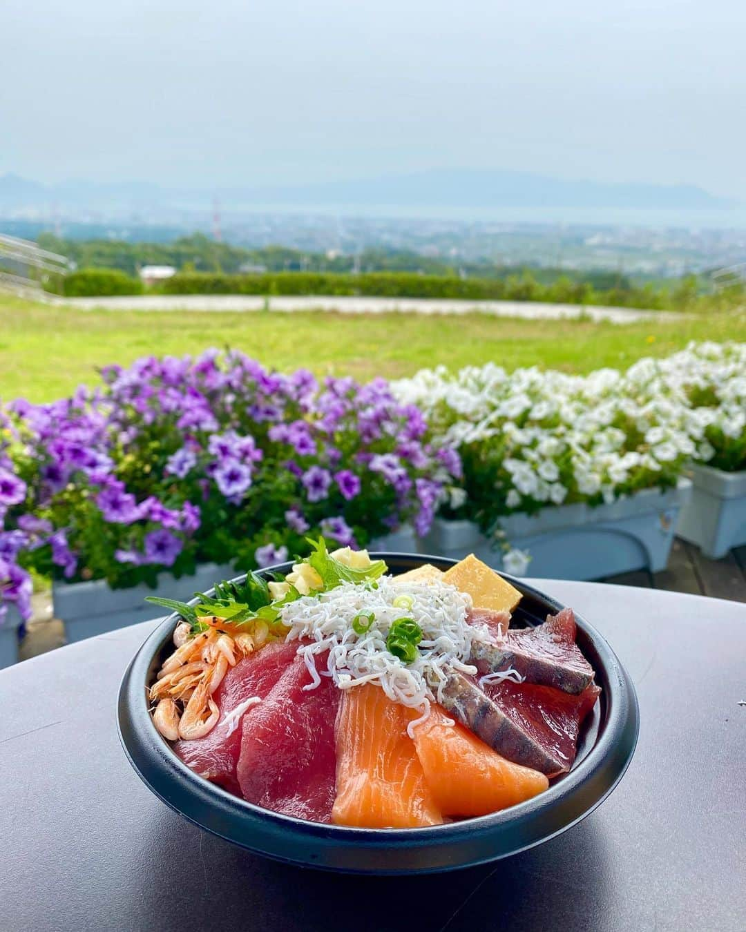 KEIさんのインスタグラム写真 - (KEIInstagram)「サービスエリア飯🍚 奥に海も見えるテラス席で海鮮丼💯 . 📍駿河湾沼津SA . . .」10月16日 18時41分 - kei_oktwins