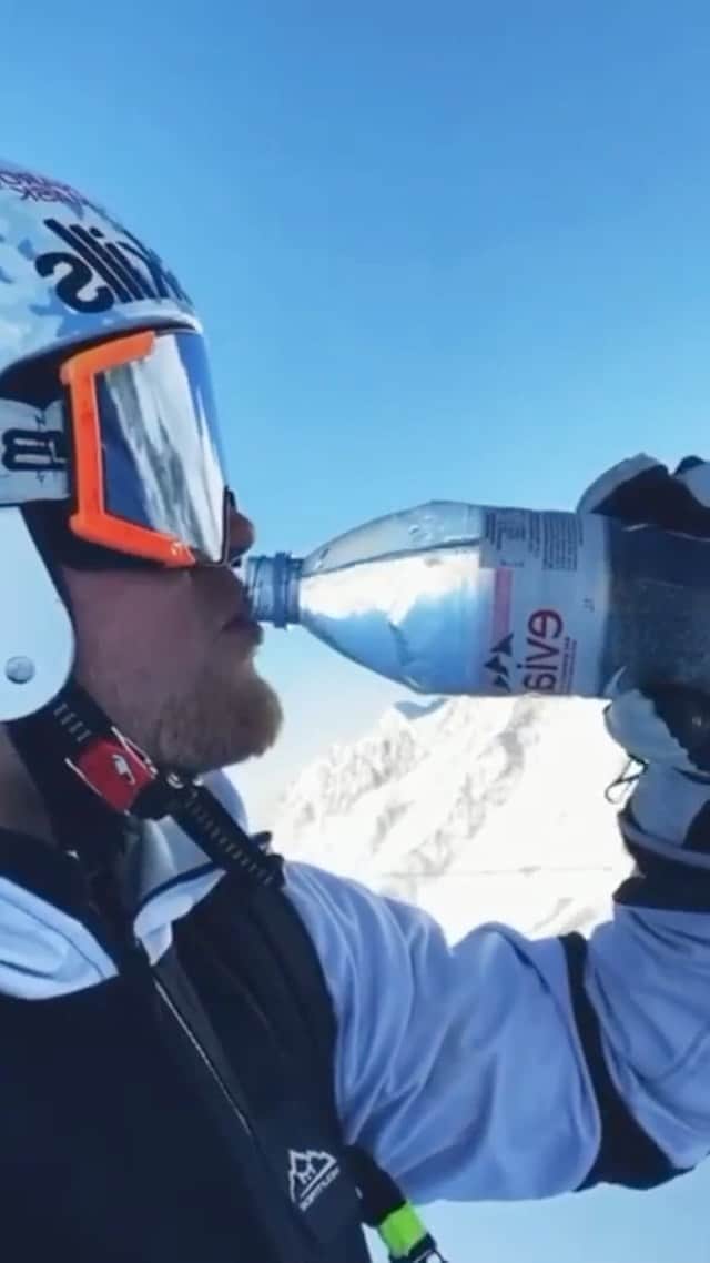 evianのインスタグラム：「Alpine morning vibes with @nabiulinart 🏔💦 #evian #evianwater #stayhydrated #morningvibes」
