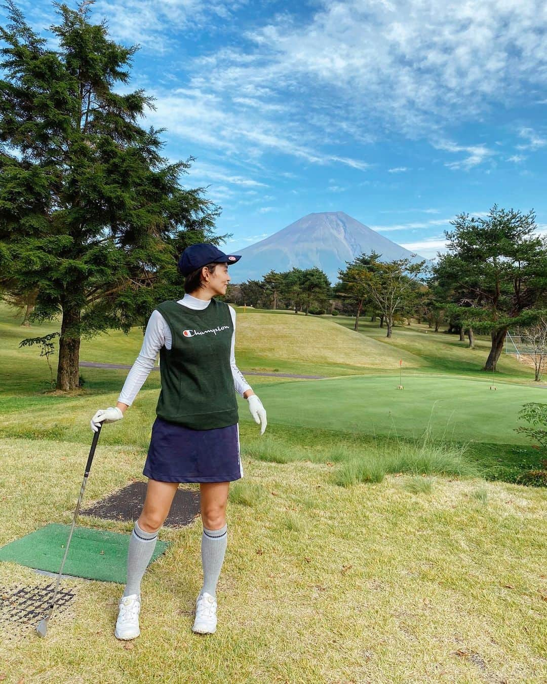 依吹怜さんのインスタグラム写真 - (依吹怜Instagram)「先日の富士山くっきりゴルフ🏌️‍♀️ どしっと見守られてる感🗻  最近はゴルフ→キャンプの流れが定番化してます🏕  #依吹怜の目指せゴルフコロッセオ #ゴルフ　#ゴルフ女子　#富士山　#golf  #mtfuji #championgolf #junandrope #らぶ自然」10月16日 18時42分 - ibukirey