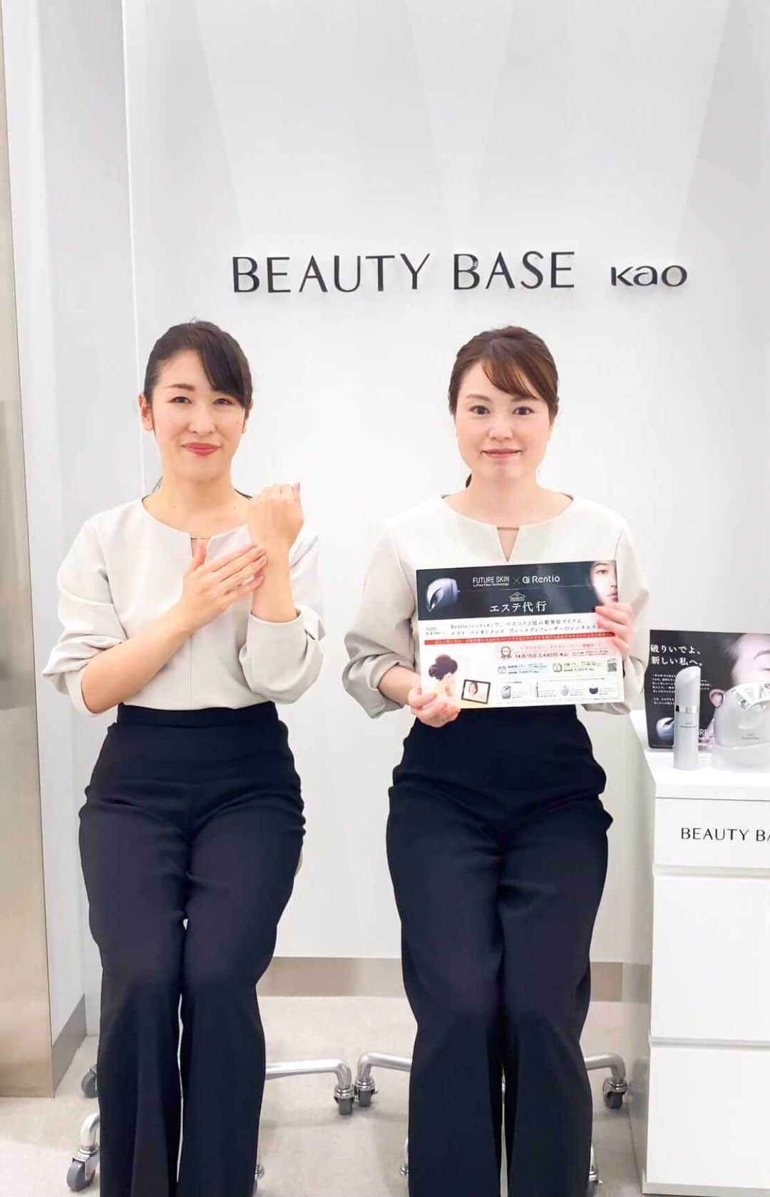 SOFINA Beauty Power Stationのインスタグラム：「・﻿ ・﻿ ベスコス3冠の新美容アイテム、エスト バイオミメシス ヴェールディフューザーのレンタルがRentio（レンティオ）にてスタート！﻿ 自宅にいながらでエステ感覚で、「未来の肌体験」ができます。﻿ ﻿ エスト バイオミメシス ヴェールディフューザーレンタルをすると、無料オンラインレッスンが受講いただけます。﻿ レッスンの内容は、機器のセットからお肌状態についてのカウンセリング、基本の使い方レッスンを行い最後に効果的な使い方のパーソナルアドバイスを行います。﻿ 当店の特別なトレーニングを積んだビューティアドバイザーが丁寧にお応えしますのでご安心ください。﻿  ﻿ 是非この機会に、エスト バイオミメシス ヴェールディフューザーのレンタルと無料オンラインレッスンのお申込みをお待ちしております。﻿ ﻿ 詳しくはRentio（レンティオ）のホームページか﻿ エスト公式アカウントをご確認ください。﻿ ﻿ #BA通信 #ビューティベース銀座 #銀座 #銀ブラ #est #エスト #最先端美容 #未来の肌体験 #futureskin #finefiber #ファインファイバー #ファインファイバーテクノロジー #バイオミメシスヴェール #最新美容ファインファイバー #美肌づくり #乾燥肌 #ゆらぎ肌 #乾燥肌対策 #保湿美容液 #スキンケア商品 #スキンケア大好き #マスクメイク #マスク美容 #おこもり美容 #秋のスキンケア #ビューティアドバイザー #オンライン講座 #オンライン授業 #オンラインレッスン」