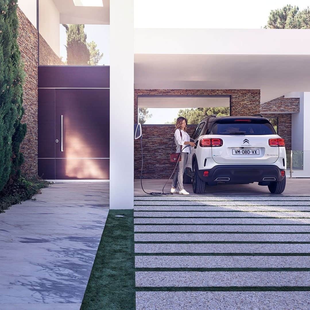 Citroënさんのインスタグラム写真 - (CitroënInstagram)「What if we told you that with Citroën C5 Aircross SUV Plug-In Hybrid you can enjoy fast charging in only 2h using a Wall Box or 7h with a standard electrical outlet?  Travel up to 55km in 100% ëlectric mode! #CitroënC5AircrossSUVHybrid #PlugInHybrid #SilentUrbanVehicle #ËComfortClass #Comfort #ËlectricForAll #InspirëdByYouAll #New #Citroen #Car #Fashion #Electric #Instacar #Carsofinstagram #Auto」10月16日 18時47分 - citroen
