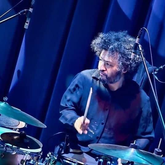 azumiのインスタグラム：「【バンドメンバー紹介①】 ドラム みどりん（SOIL&PIMP SESSIONS） 言わずもがなソイルのボトムを支えるみどりん。とても歌をよく聴いてくれるドラミングで椎名林檎さんや原田知世さんなど女性アーティストにご指名される理由がとてもよくわかる。私もスネアのタイミングがバッチリで、ストレスフリーなリズムとキメ、いてほしい場所に必ずいてくれるフィルに信頼度1億%。呑むとどこまでもグダグタに。みんな大好きみどりんです。 @midorin0130  10/20 ビルボードライブ大阪でぜひ。  http://www.billboard-live.com/pg/shop/show/index.php?mode=detail1&event=12240&shop=2  20th Anniversary Premium Live-who said “La La…”? Billboard Tour 2020-﻿ 9/19(Sat) @billboardlive_tokyo ※終了﻿ 10/20(Tue) @billboardlive_osaka﻿  #billboardlive #Wyolica #billboardlivetokyo #livereport #livephoto﻿ #soilandpimpsessions #みどりん  ﻿ Photo：Masanori Naruse」
